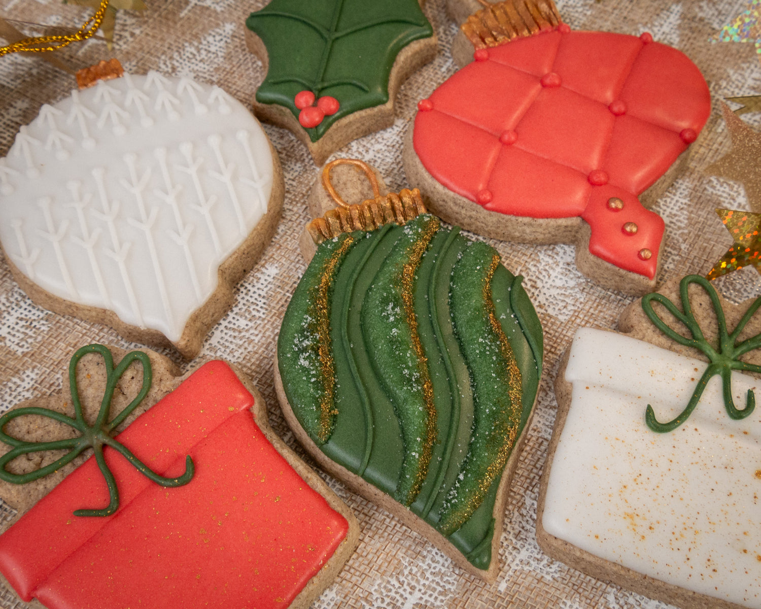 biscuits en forme de boules de Noël, paquets cadeau et feuille de houx