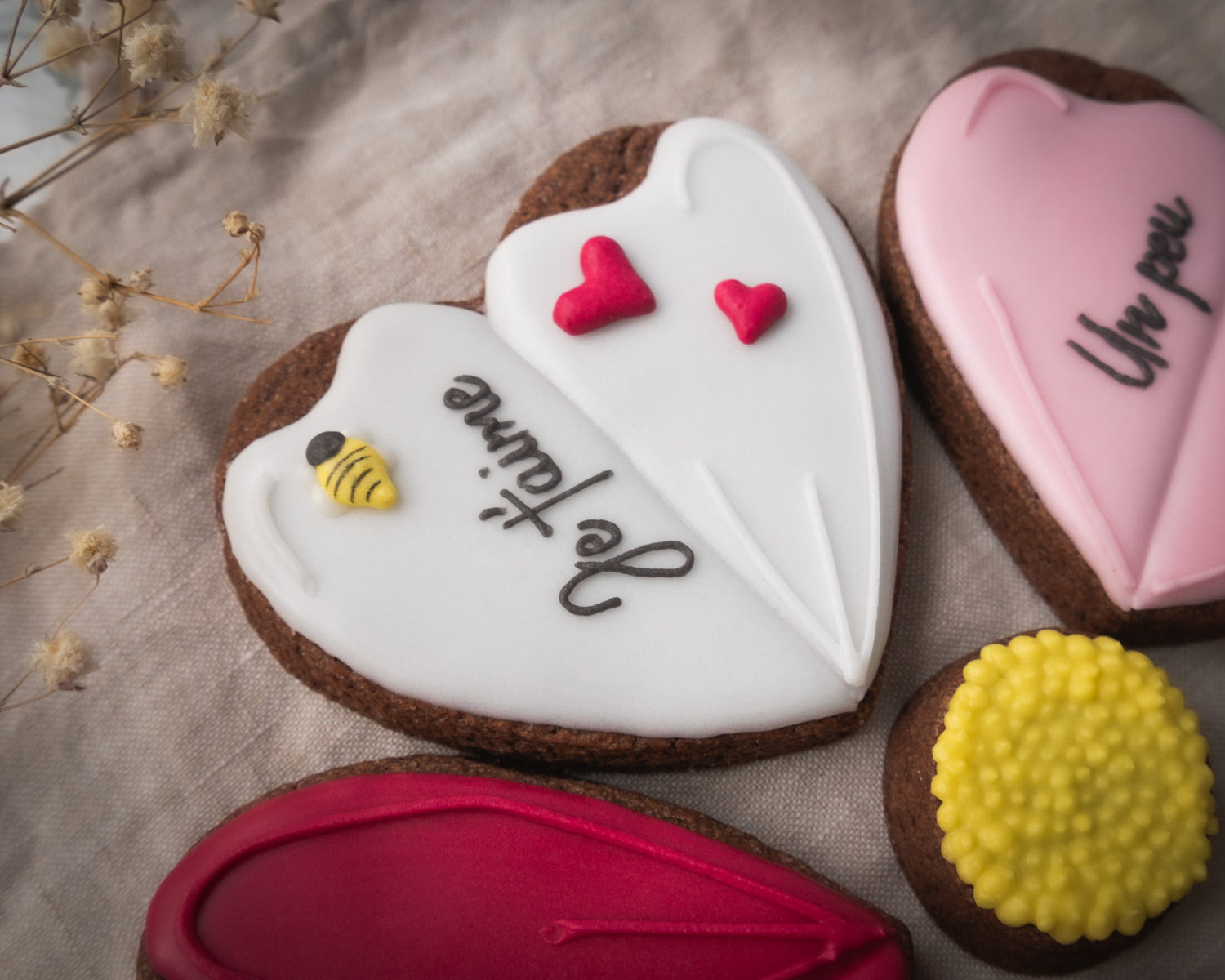 biscuit en forme de coeur avec l'inscription je t'aime
