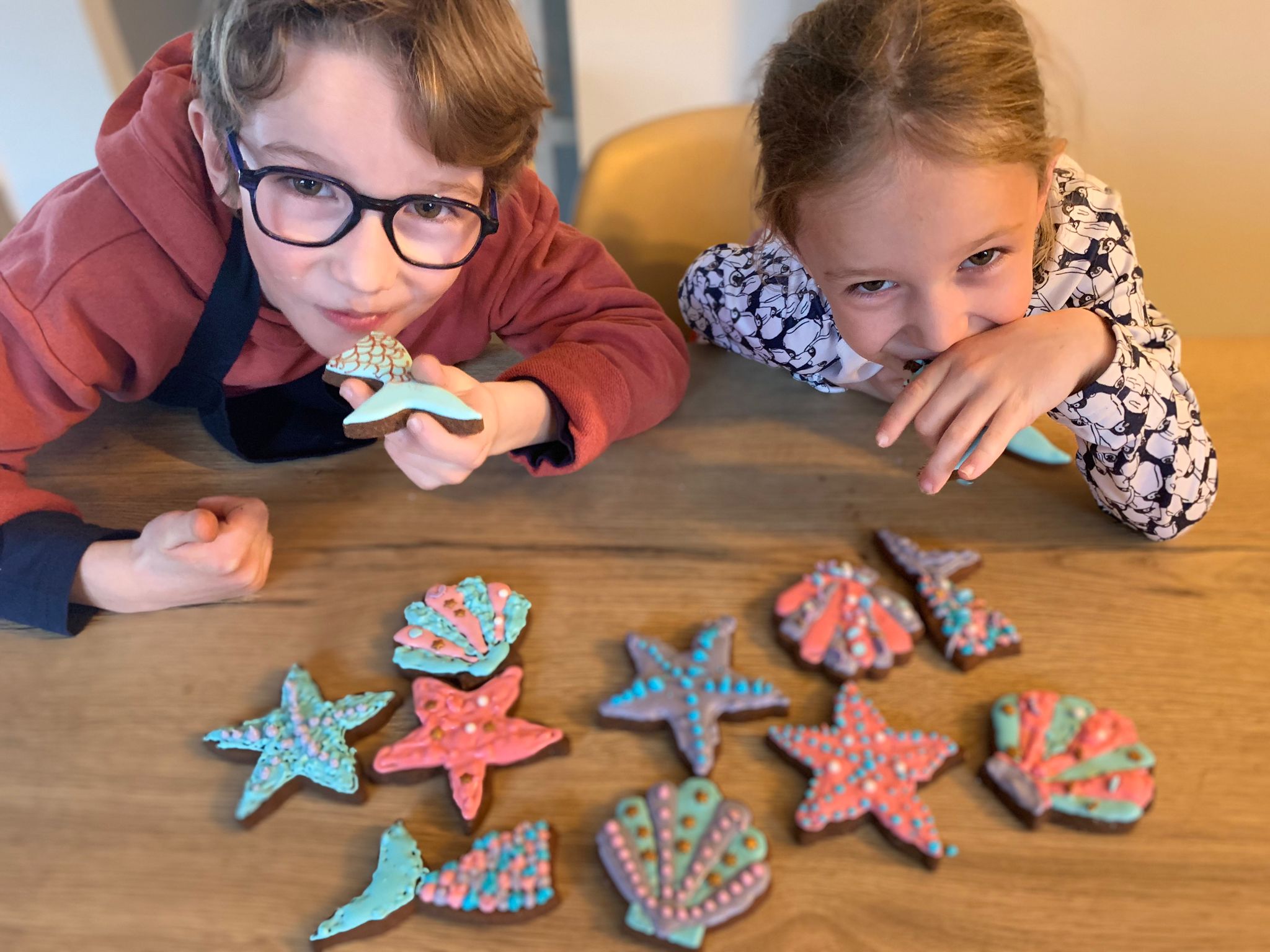 enfants-qui-dégustent-biscuits