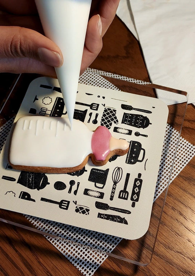 décoration d'un biscuit avec du glaçage royal