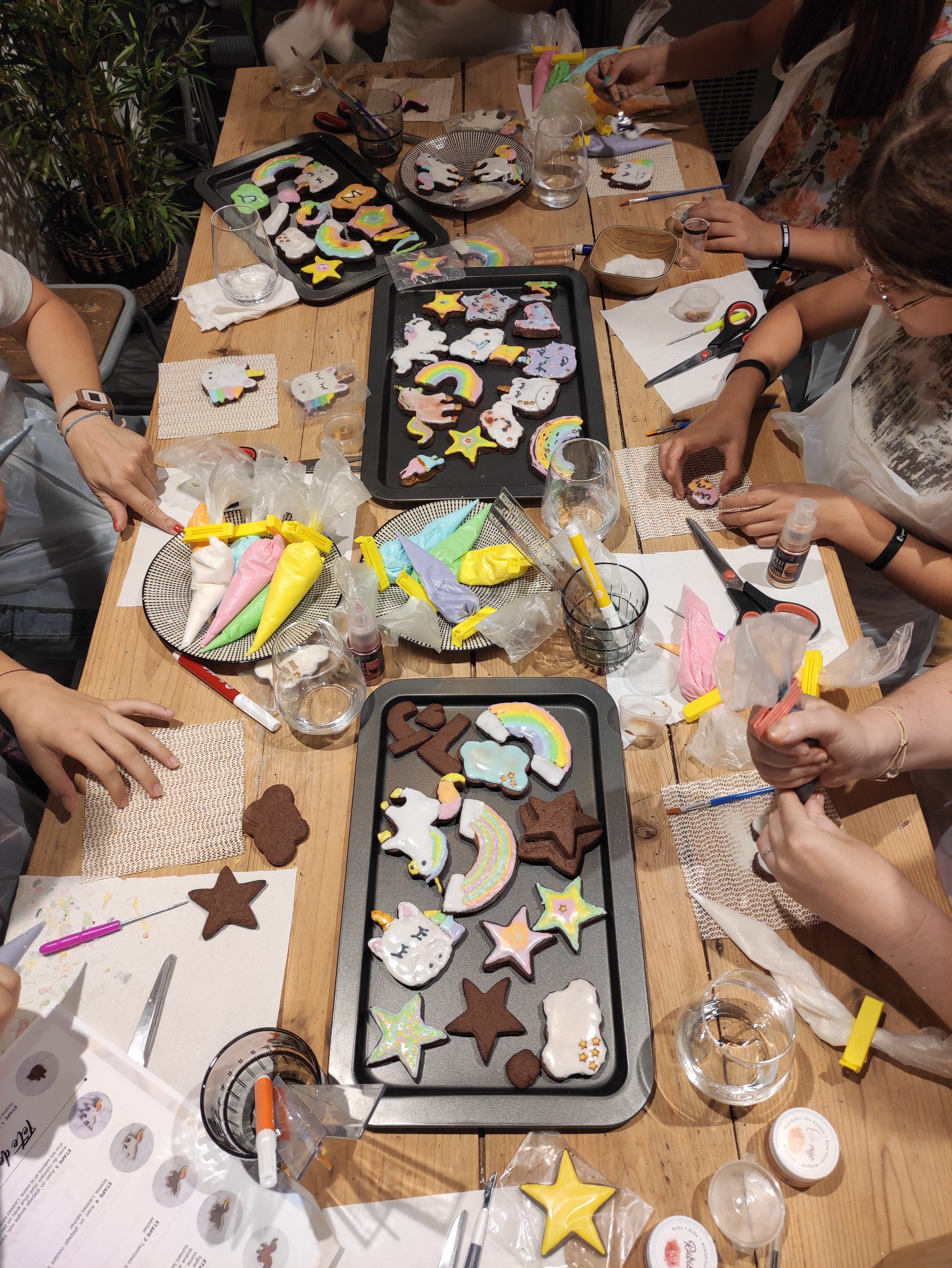 atelier biscuits sur le thème des licornes