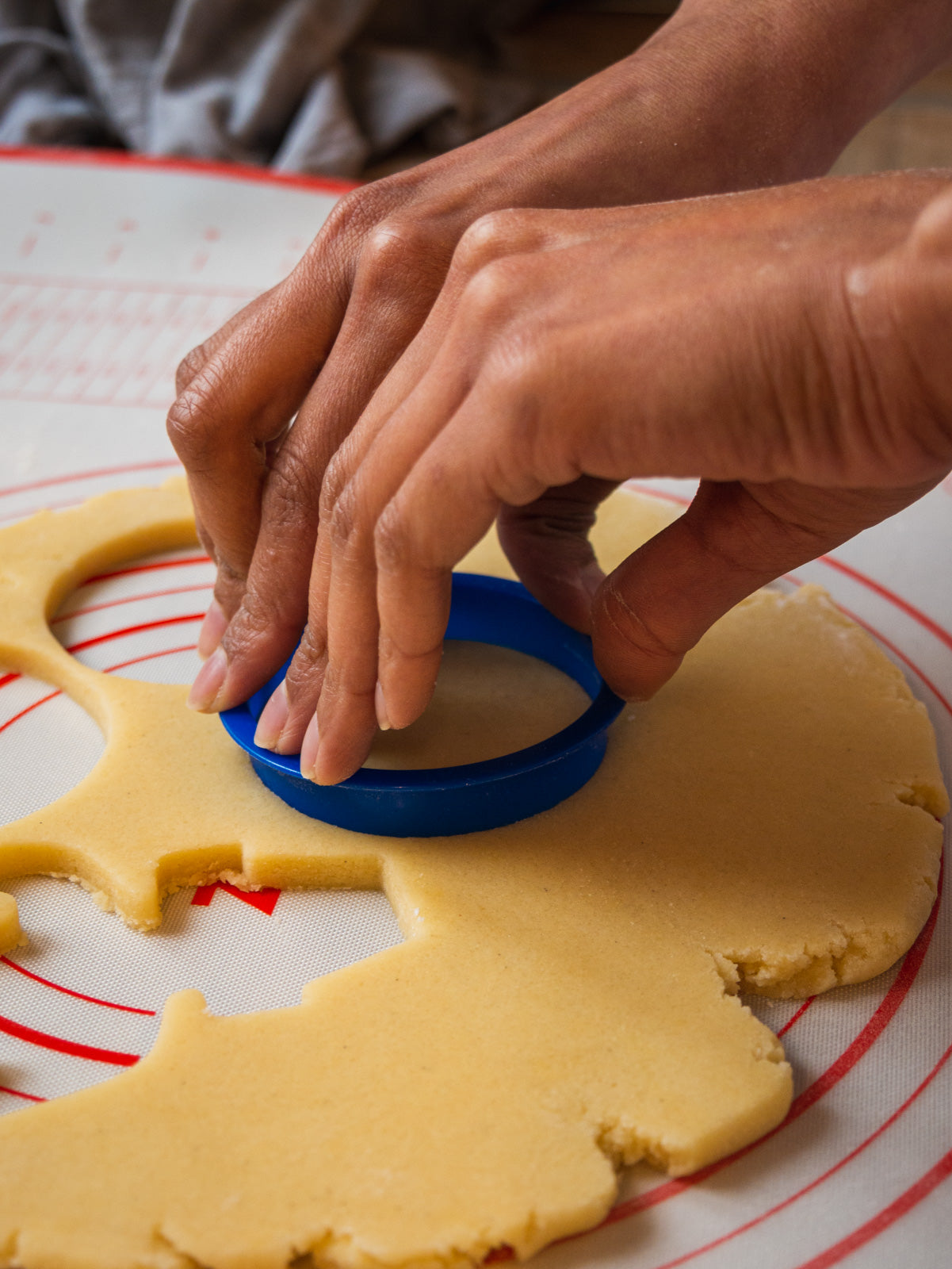 pâte à biscuit avec emporte-pièce rond pour découper des formes