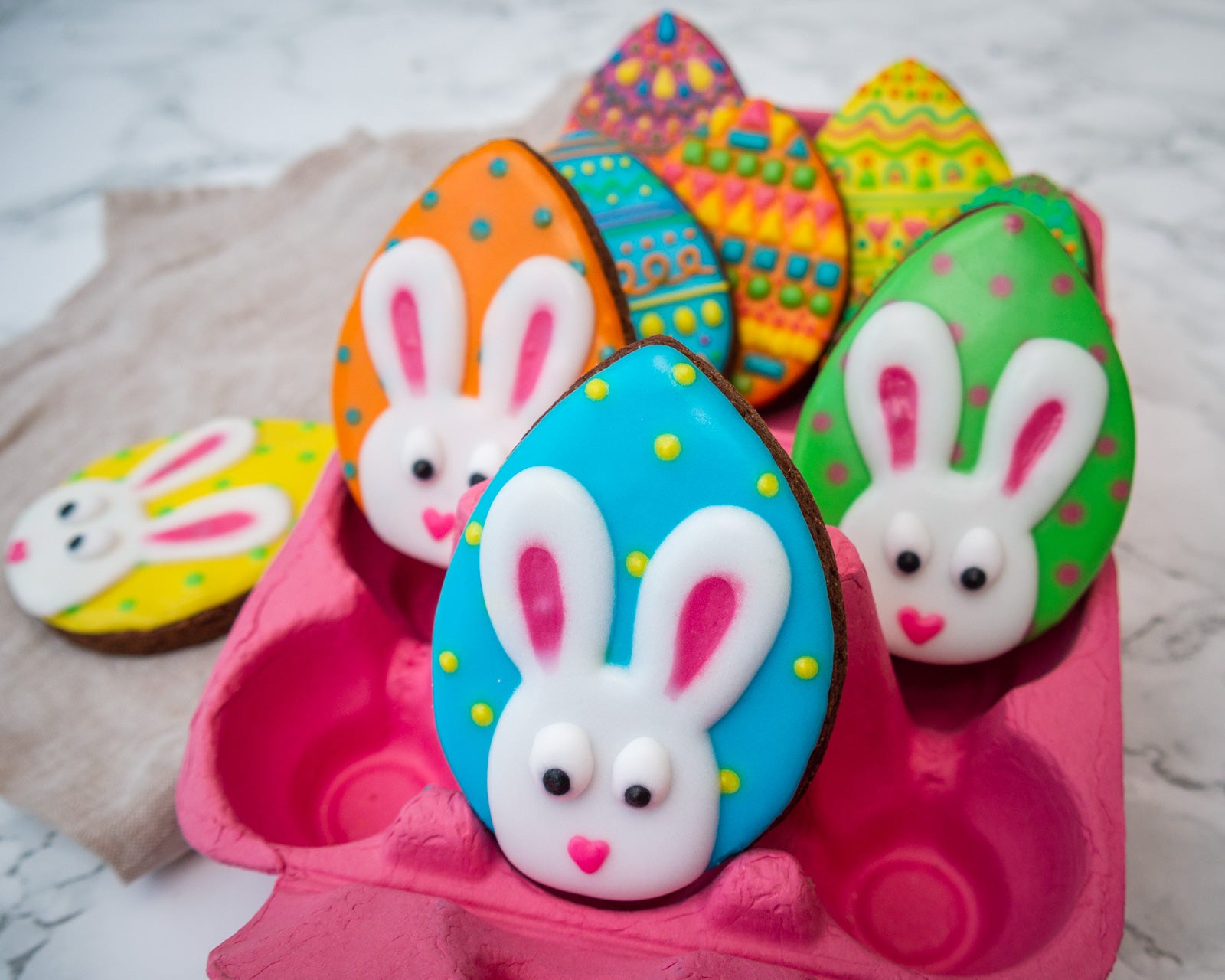 biscuits en forme d'oeufs de Pâques avec des lapins