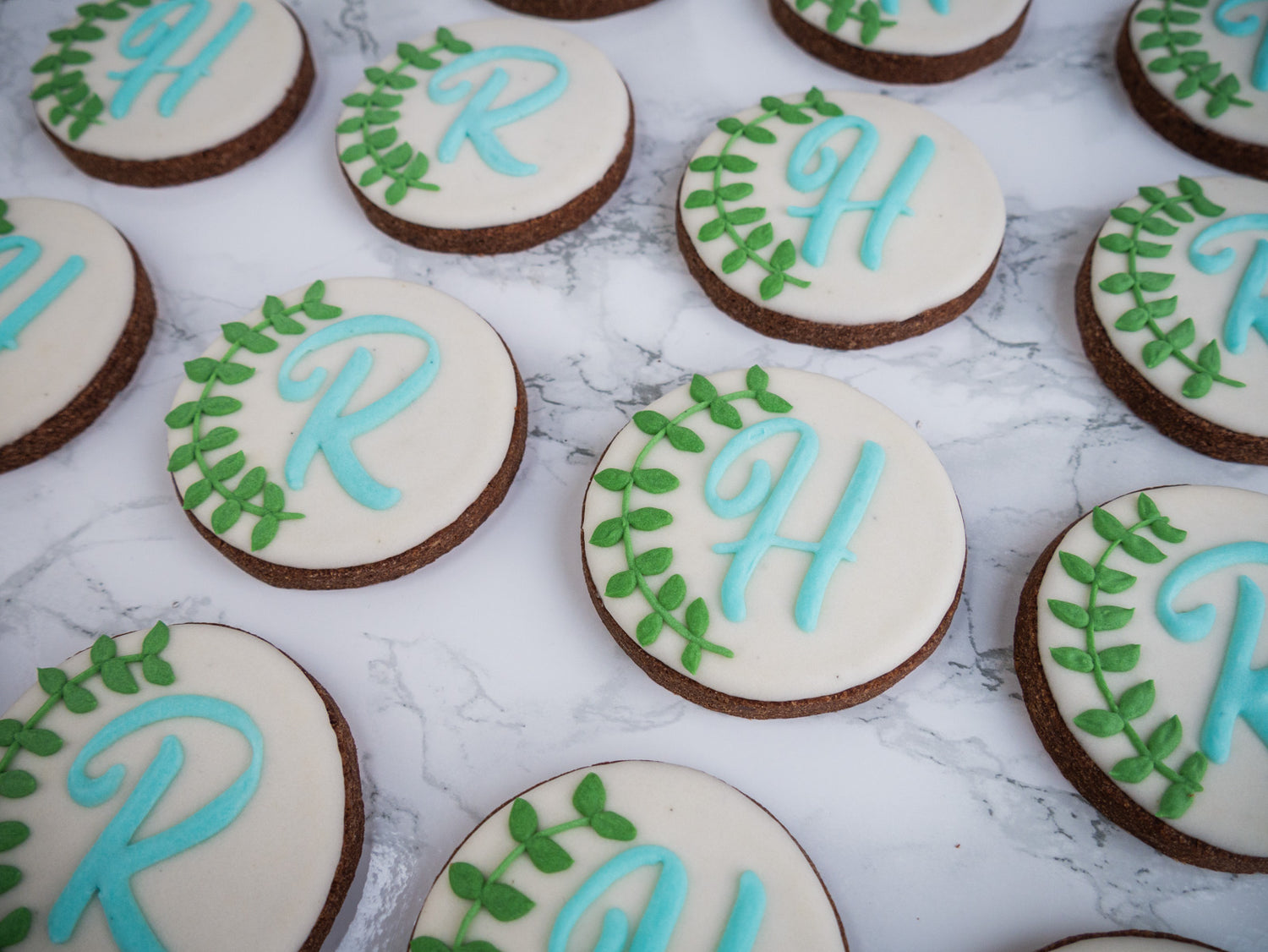 biscuits ronds avec les lettres R et H et une arche de feuilles