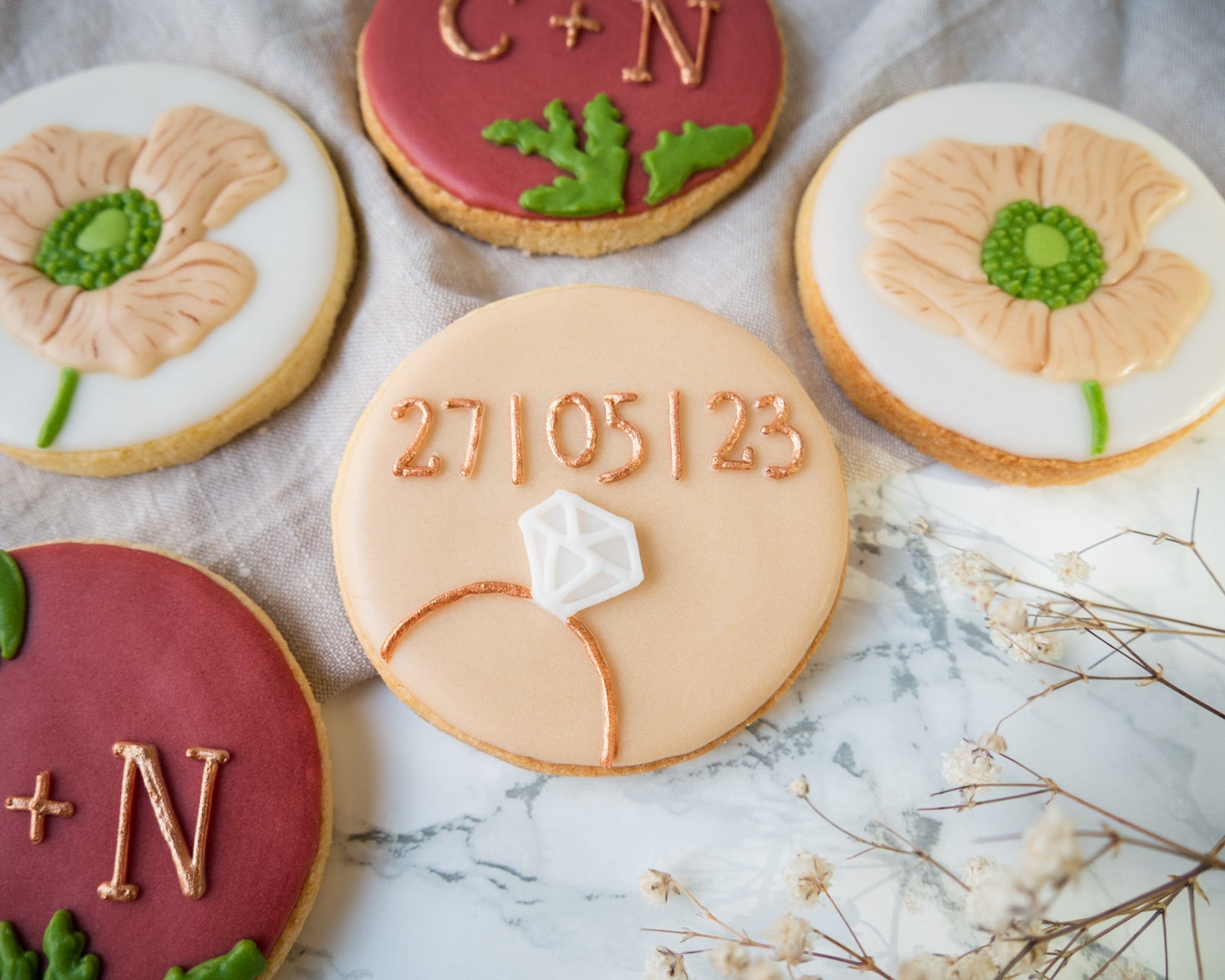 biscuits de mariage avec une alliance sur le thème des coquelicots