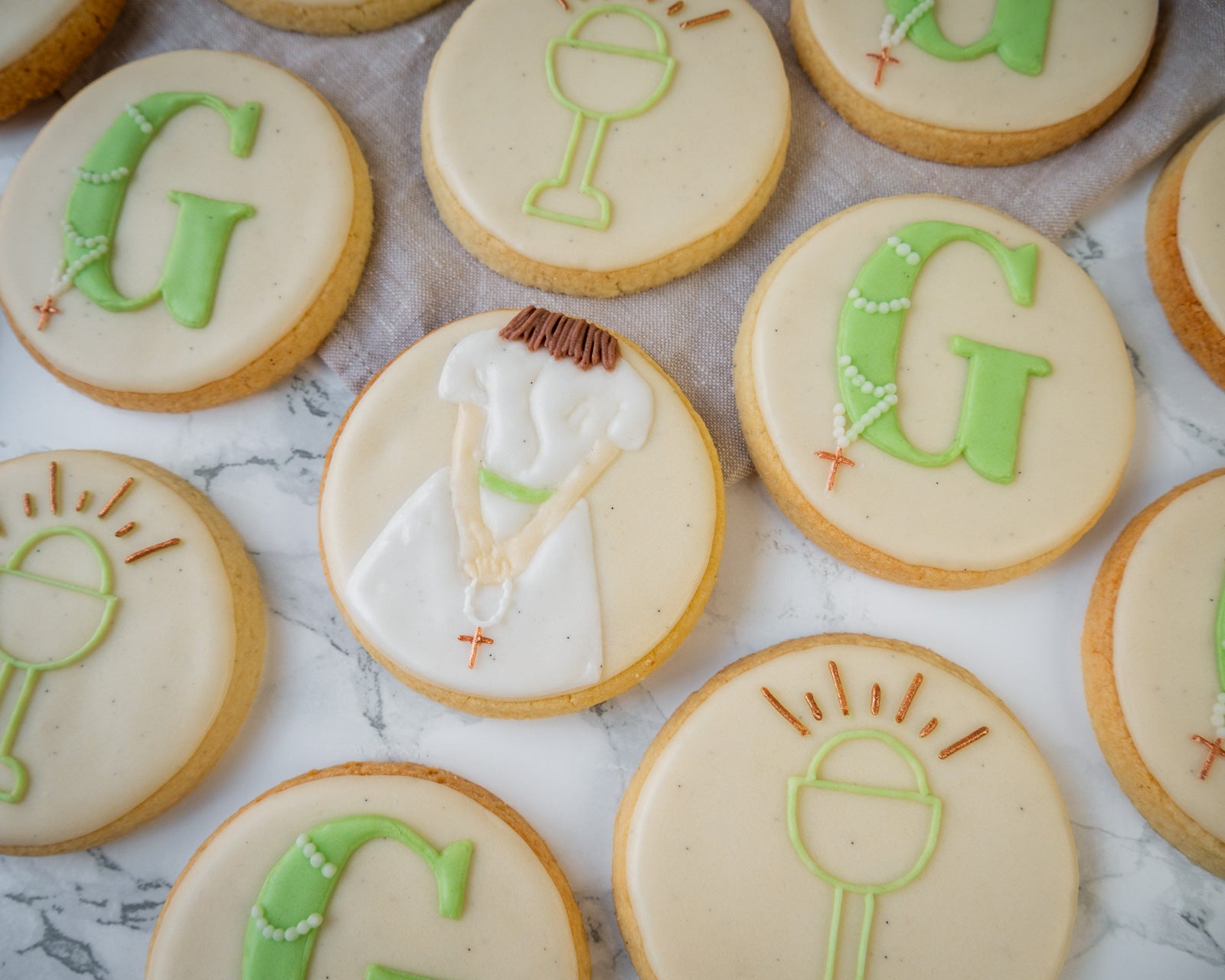 biscuits pour une communion avec une petite fille de dos tenant un chapelet