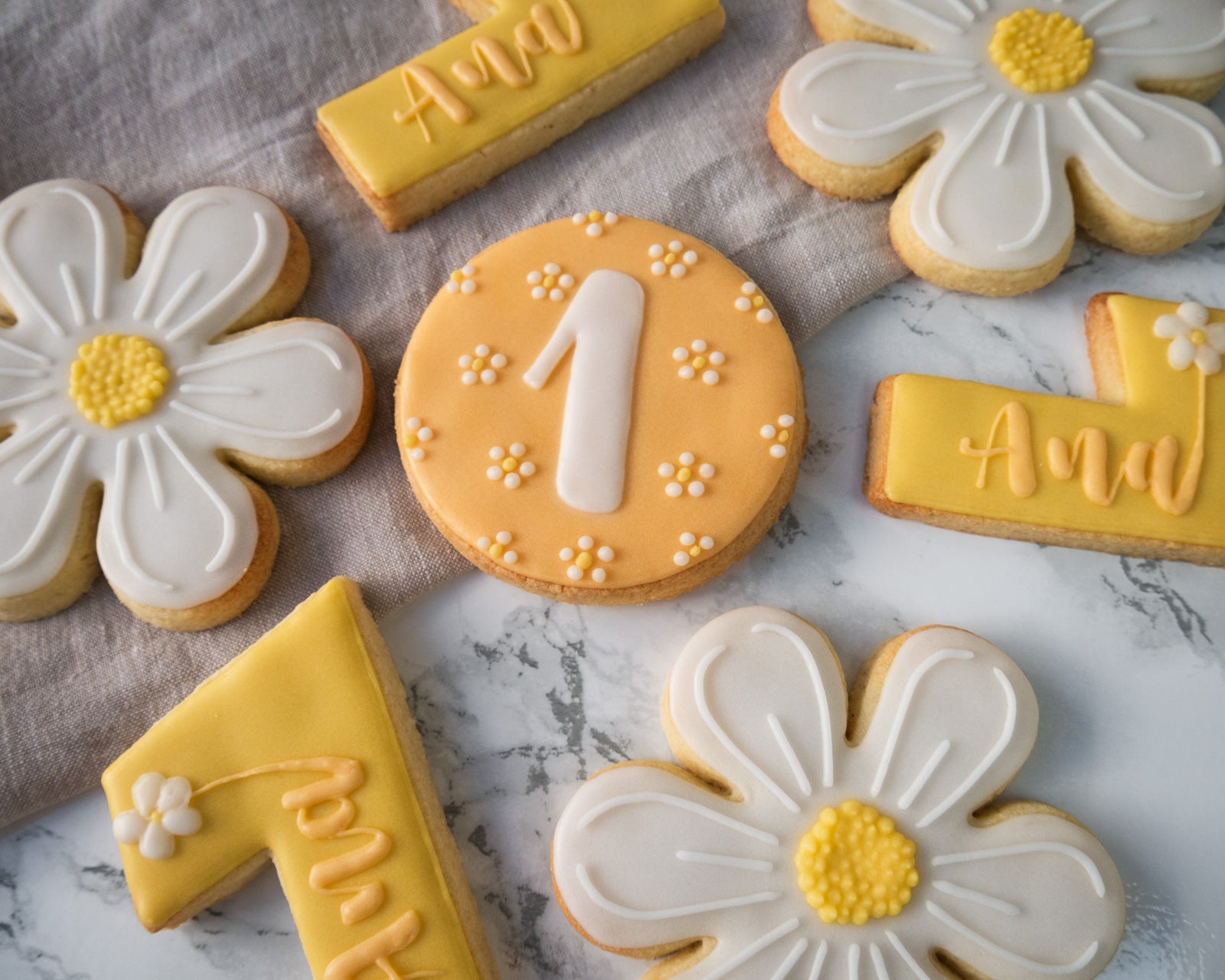 biscuits d'anniversaire pour les 1 an sur le thème des marguerites