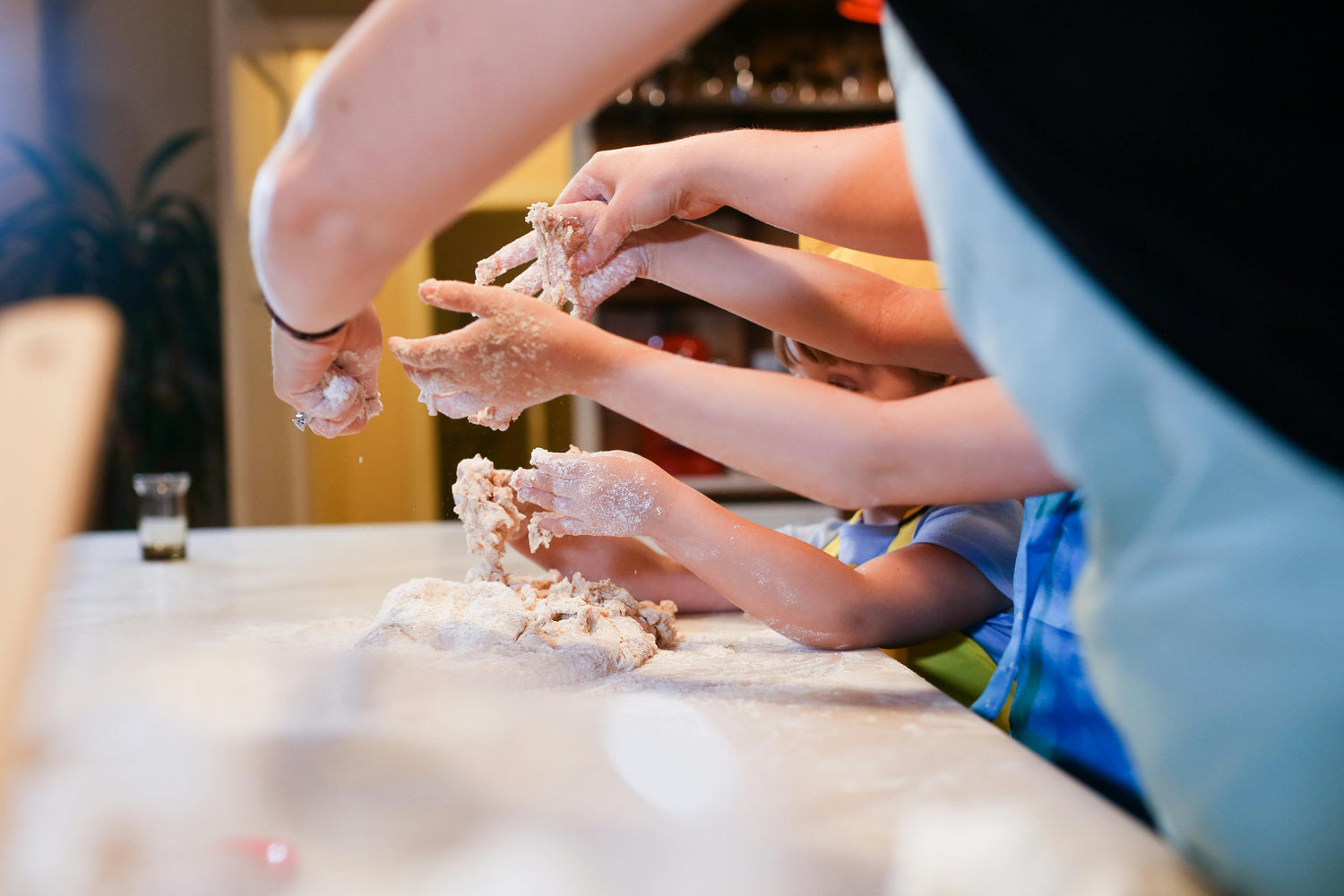 animatrice et enfants lors d'un atelier cuisine