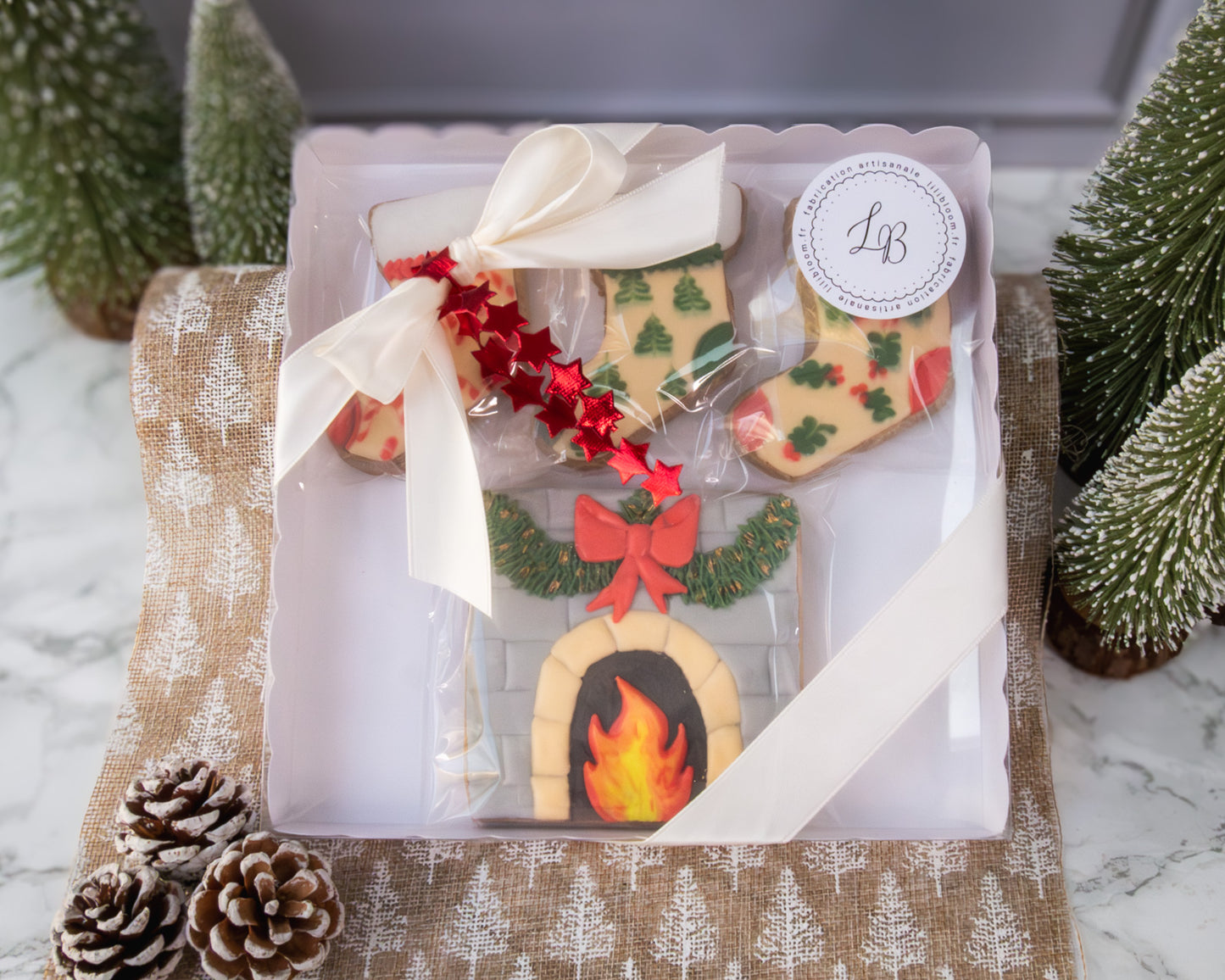 biscuits cheminée de Noël et chaussons de Noël dans un coffet