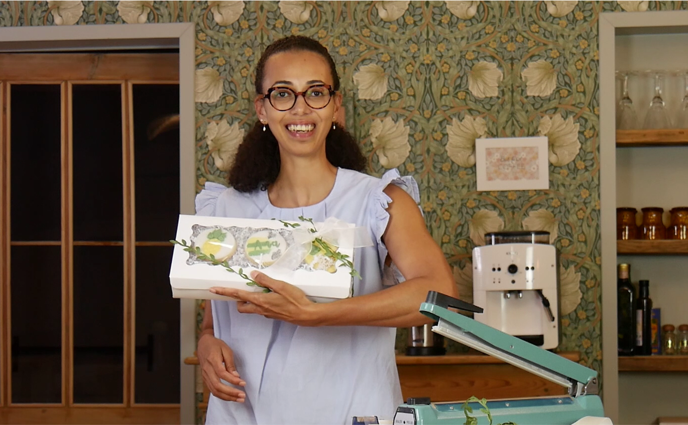 lisa tenant une boîte avec des biscuits