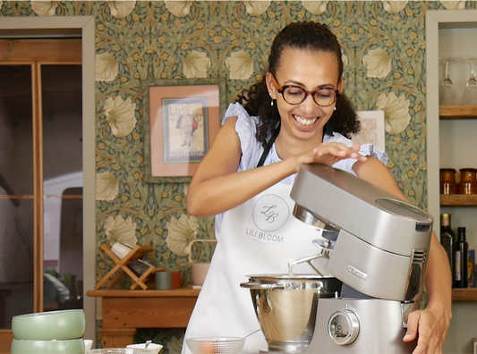 lisa en train de baisser la tête du robot pâtissier